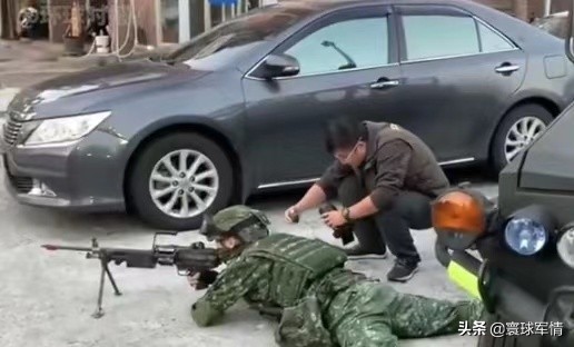 為巷戰作準備？ 台島特種兵在新北街頭大搞軍演，場面如同過家家
