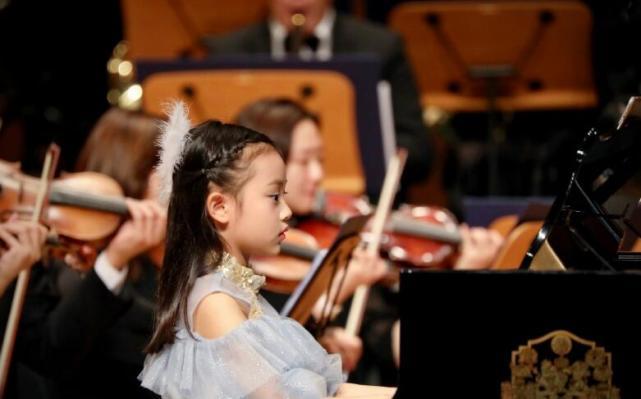 李小璐與女兒同框跳舞，母女穿親子裝像極姐妹花，甜馨越長越漂亮