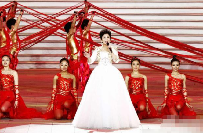 13次上春晚，当红时被封杀，“消失”18年的董文