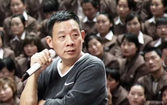 “商业鬼才”于东来：小学毕业农村娃，却从欠债30万到年入50亿？