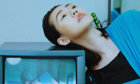 小S发博晒个人舞蹈，紧身裤凸显S型身材，网友评论刁钻引爆笑