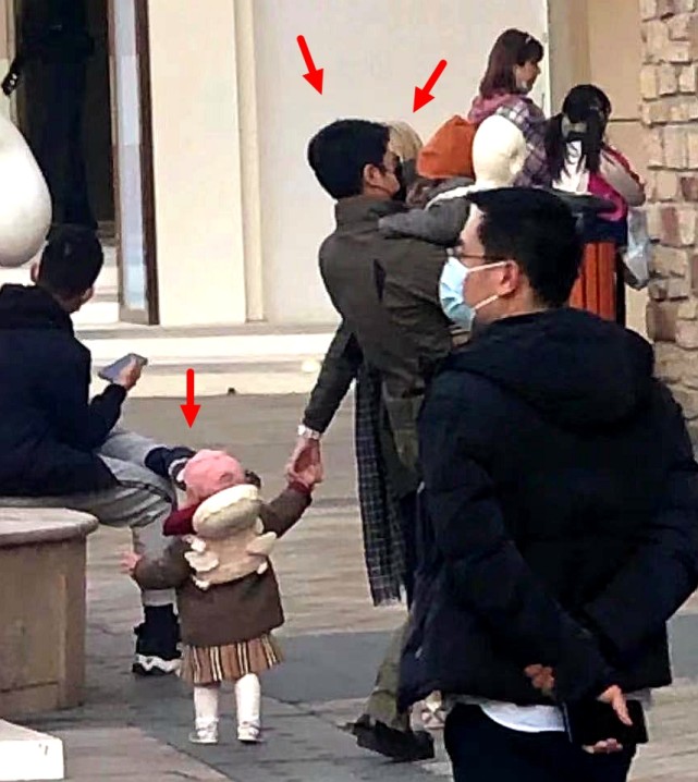 撒贝宁一家四口露面，龙凤胎首曝光，女儿穿千