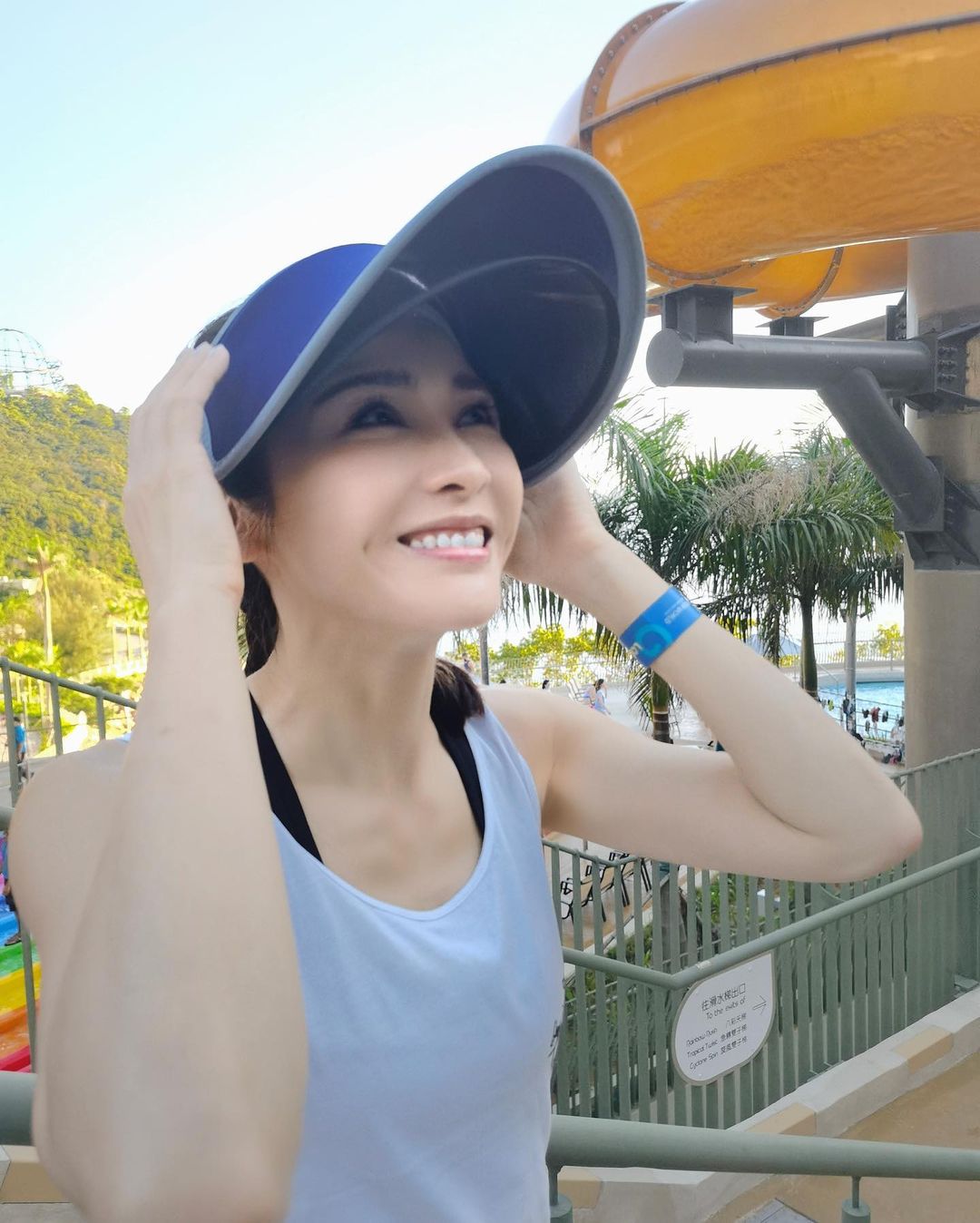 黎姿带3个女儿做善事，为独居长者送中秋礼物，人美心善超暖心