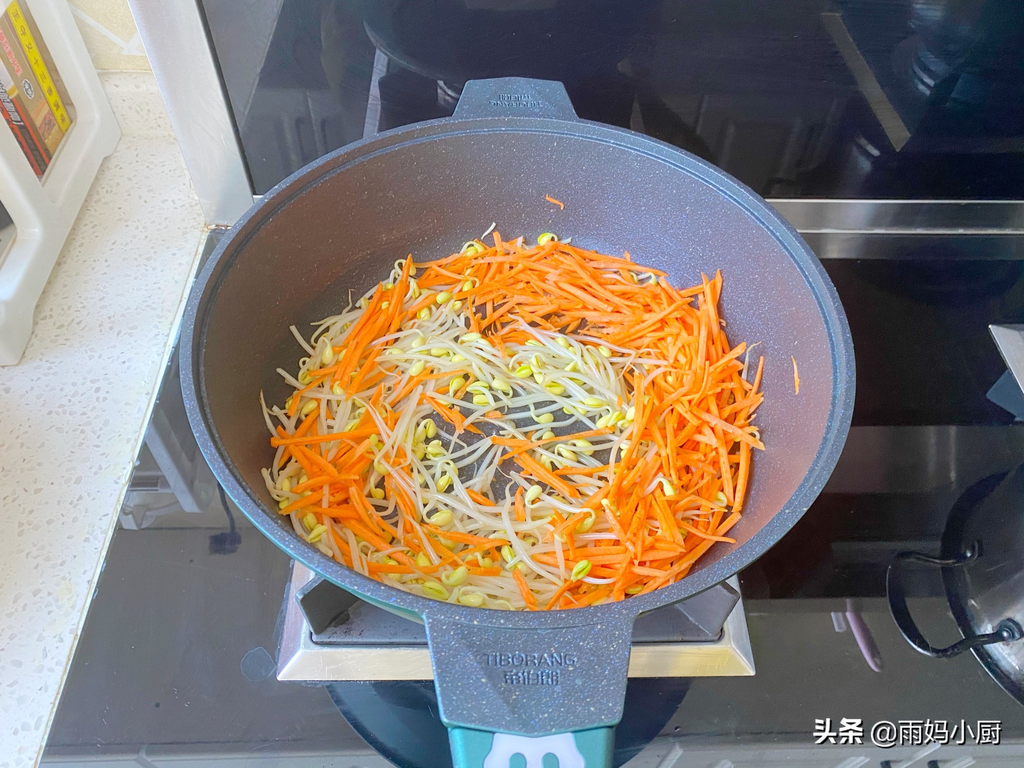 剩餃子皮不要煮著吃了，做成薄如蟬翼的春餅，卷上小炒菜搶著吃