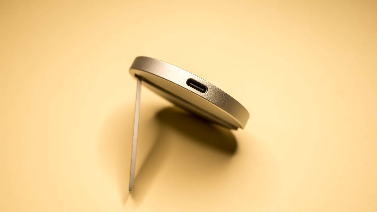 1.Magsafe新选择-ESR亿色磁吸无线充