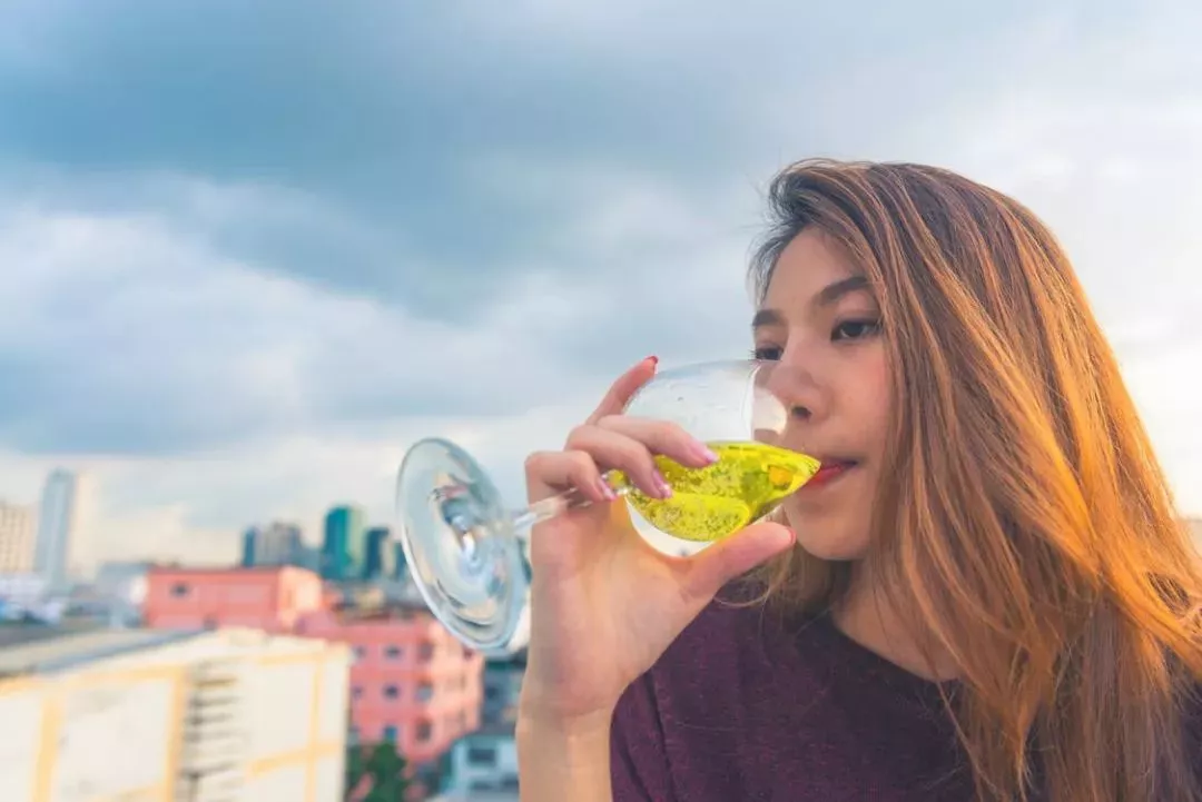 1瓶红酒=5次美容！女性每天喝一点，年轻漂亮20岁