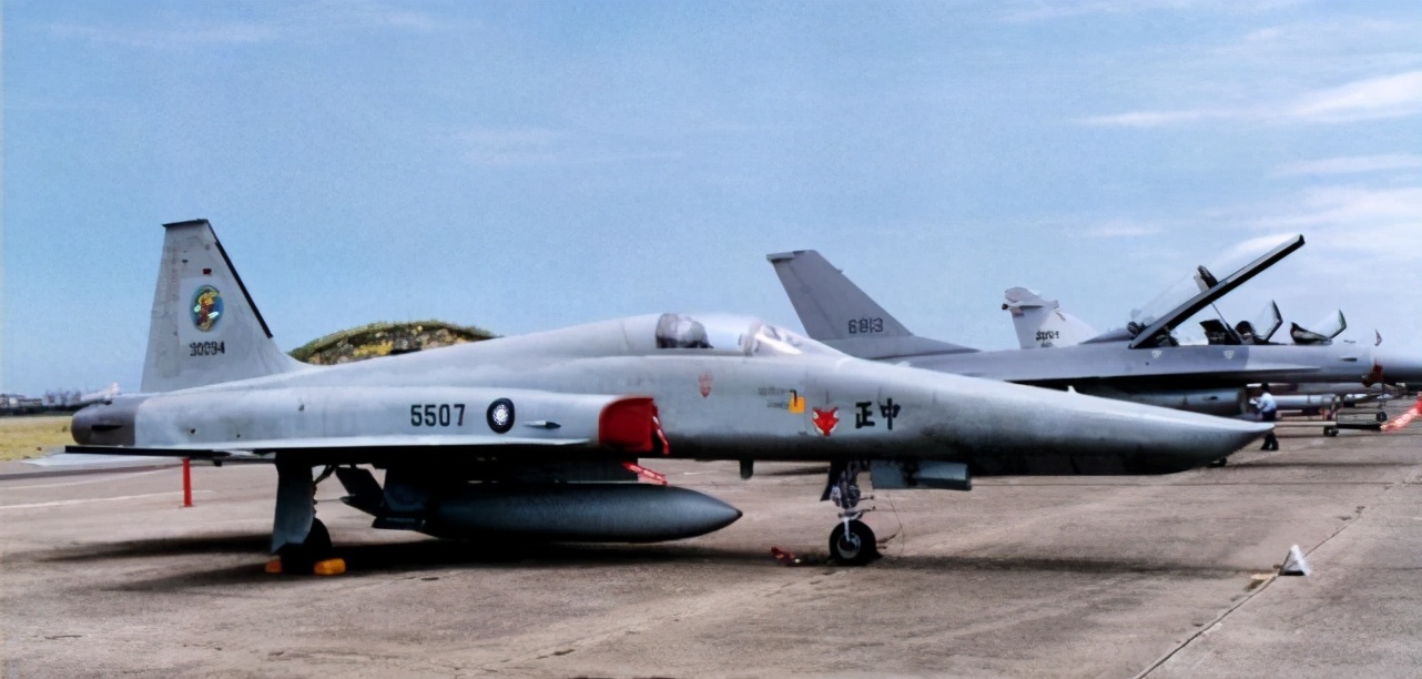 刚坠海的两架台湾战斗机，曾是歼-7的死敌，被誉为“穷国之鹰”