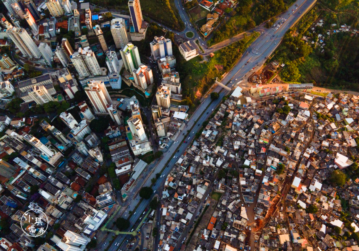 “一国两景”：一条双行道马路，却成为穷人和富人不可逾越的鸿沟