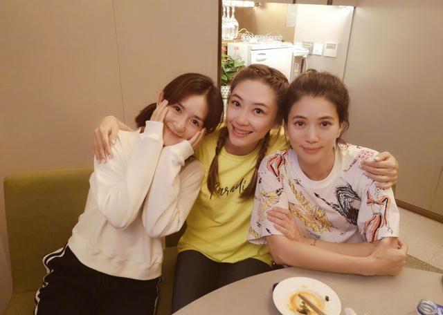 袁咏仪因张智霖生日抱陈小春吃醋，应采儿给两人p图换脸无违和感