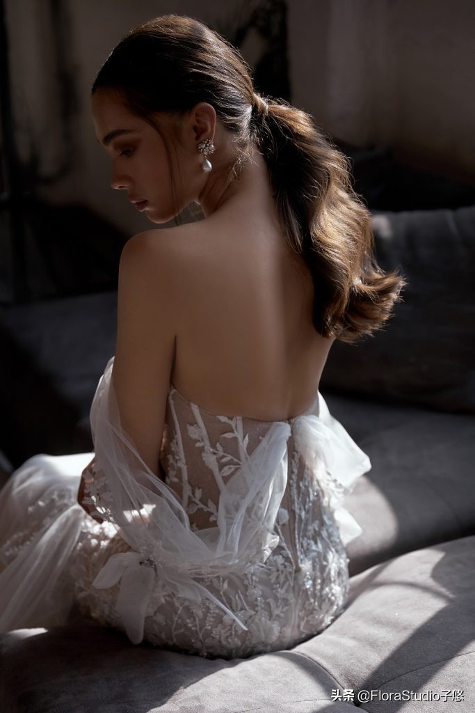 难以置信的轻盈，精致的微光Julie Vino“Dream”新娘
