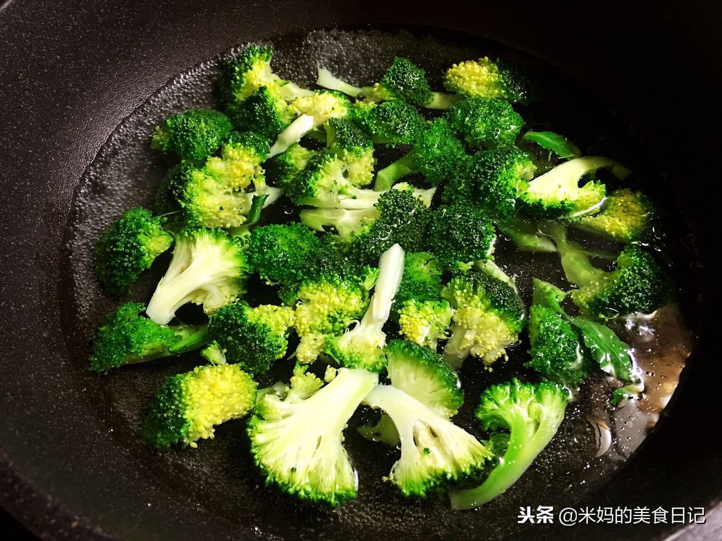 图片[7]-西蓝花炒双菇做法步骤图 低脂又养颜女人多吃不长肉对身体好-起舞食谱网