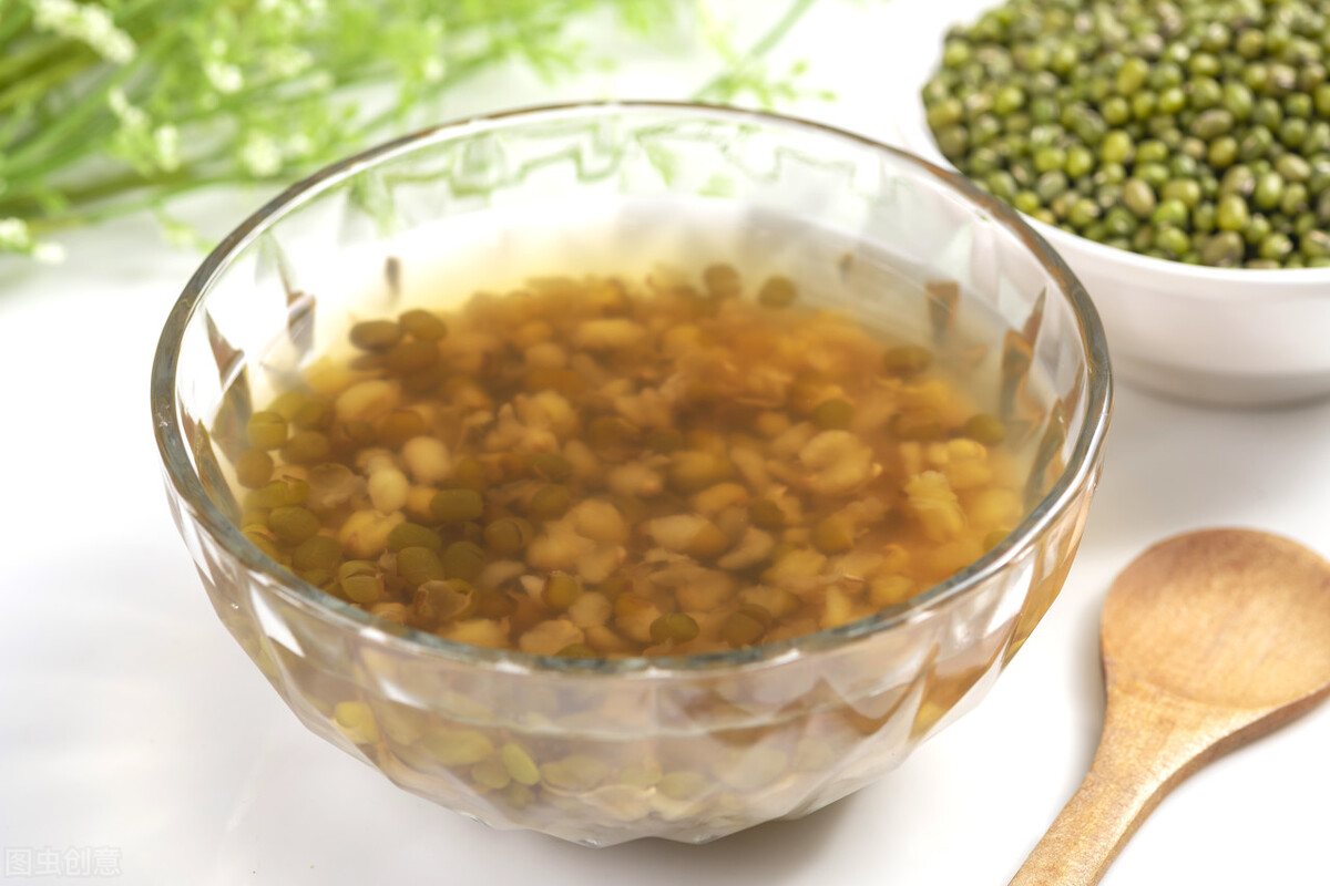 煮綠豆湯時，直接下鍋煮是錯的，教你一個訣竅，5分鐘綠豆煮開花