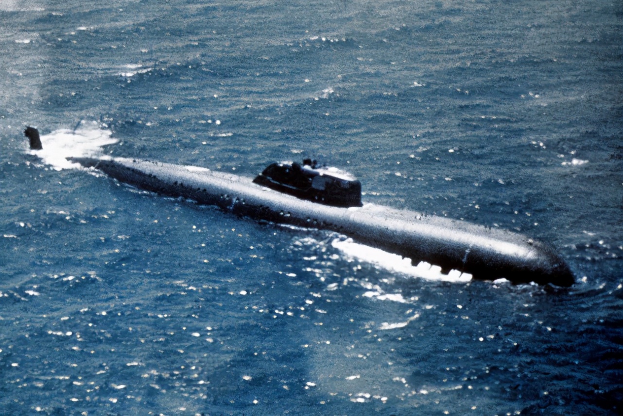 第一艘中型鱼雷潜艇图片