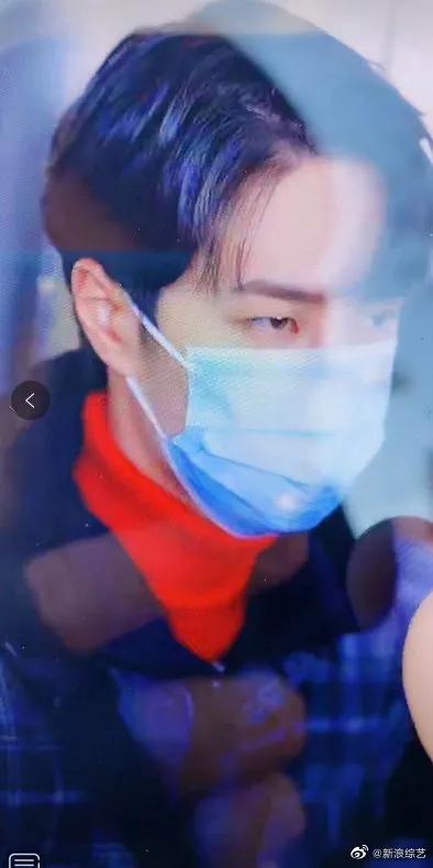 央视|王一博现身央视春晚联排！格子大衣搭配红毛衣 男神又帅出新高度