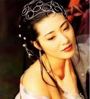 90年代最性感女神杨思敏，从走红到做“缩胸手术