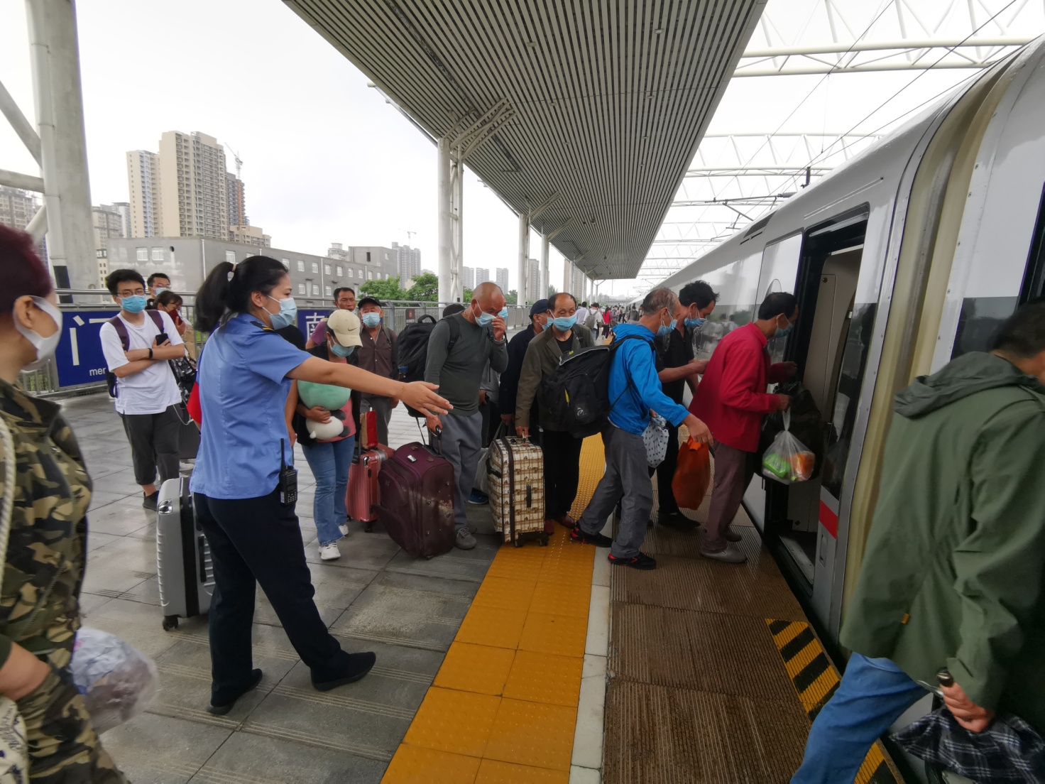 郑州铁路再迎水害路地联手转运千名旅客