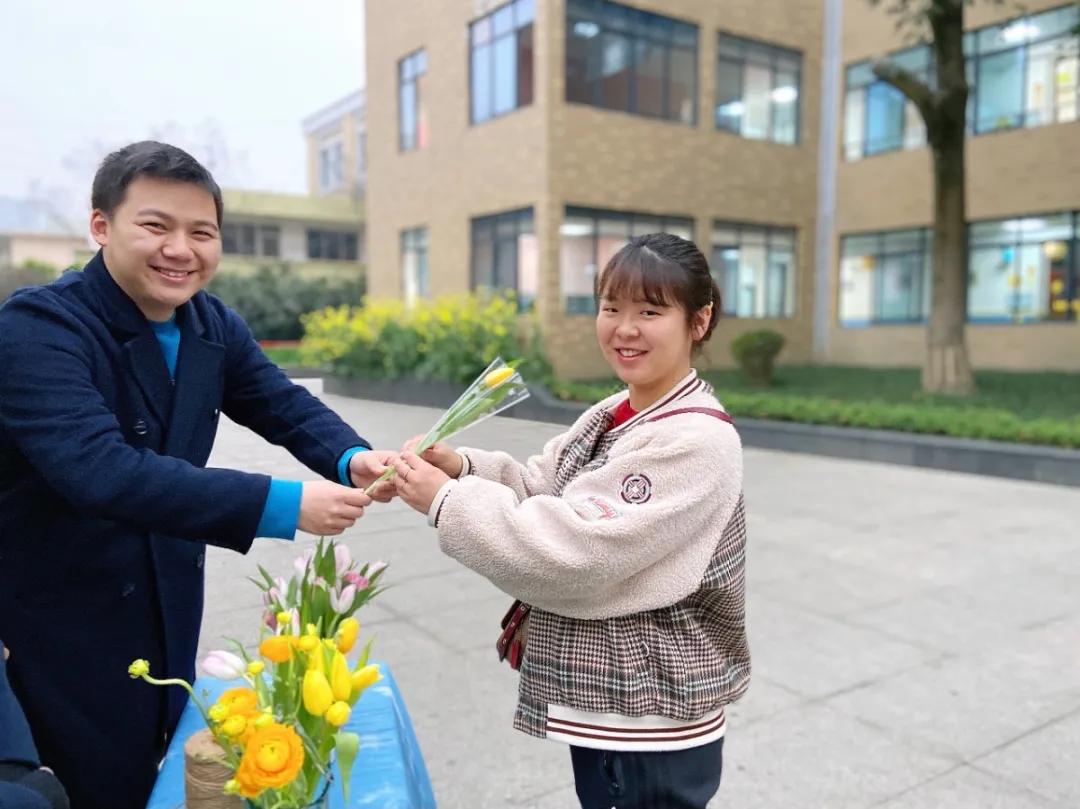 成都市华阳中学附属小学举行“三八妇女节”庆祝活动