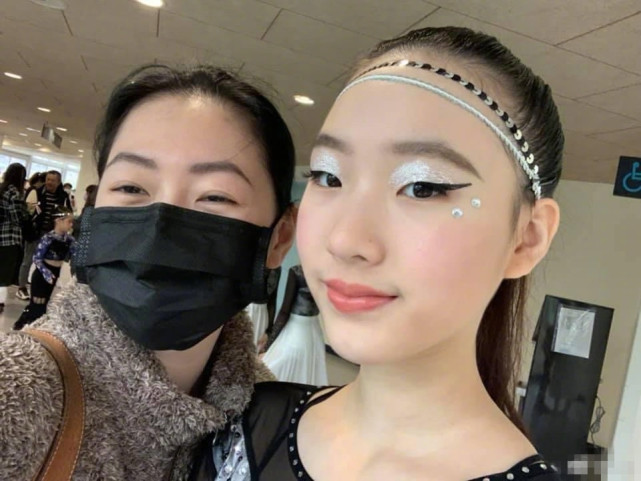 小S女儿秀倒立一字马，练出腹肌眼神坚定自信，妈妈直呼是碧昂丝