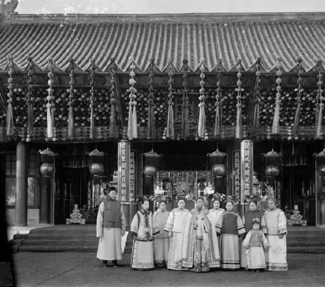 清代老照片：末代皇帝的外国老师，清朝的新婚夫妻