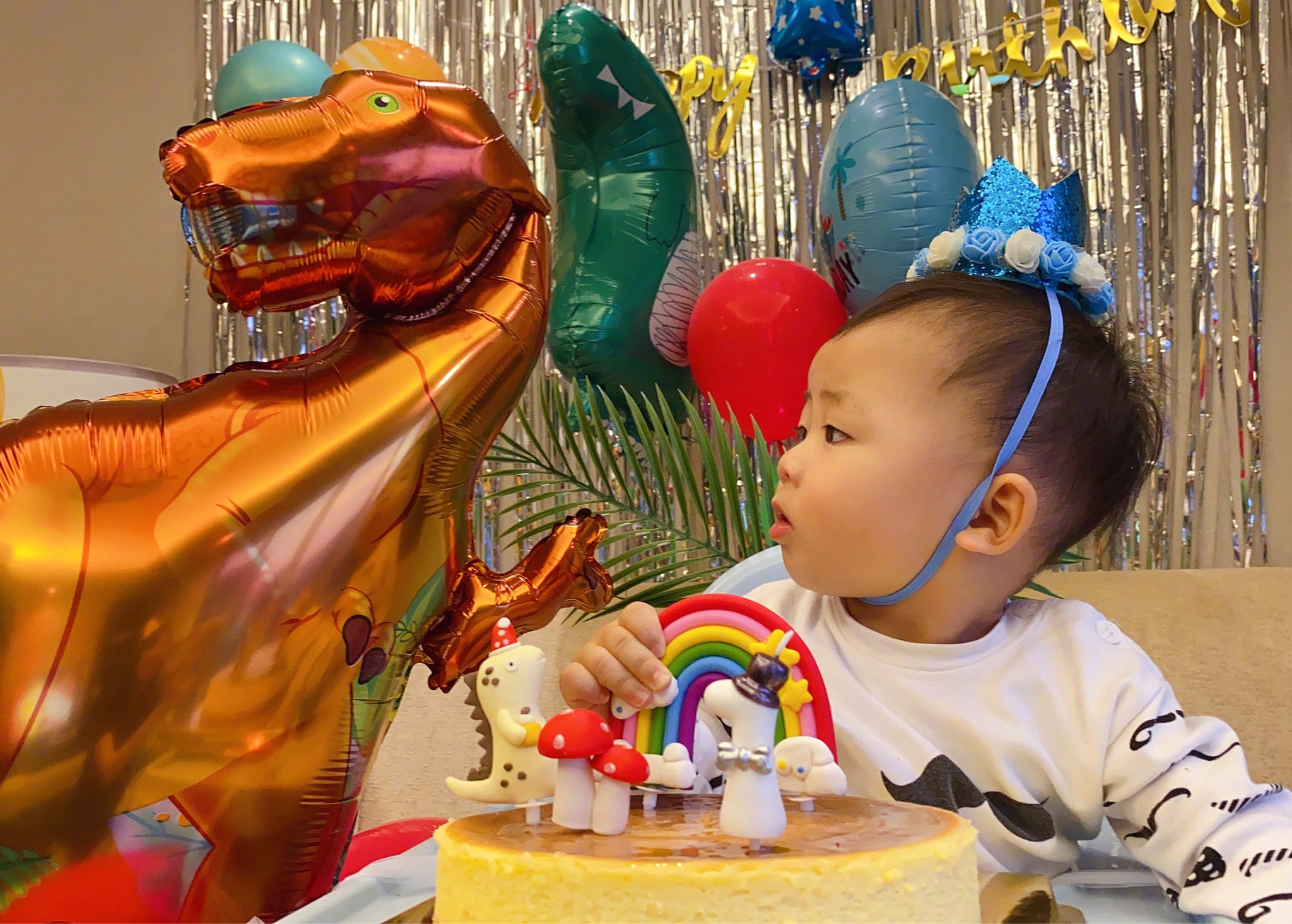 魚蛋1歲生日，蔡少芬哭得鼻子通紅，兒子被親成表情包萌態十足