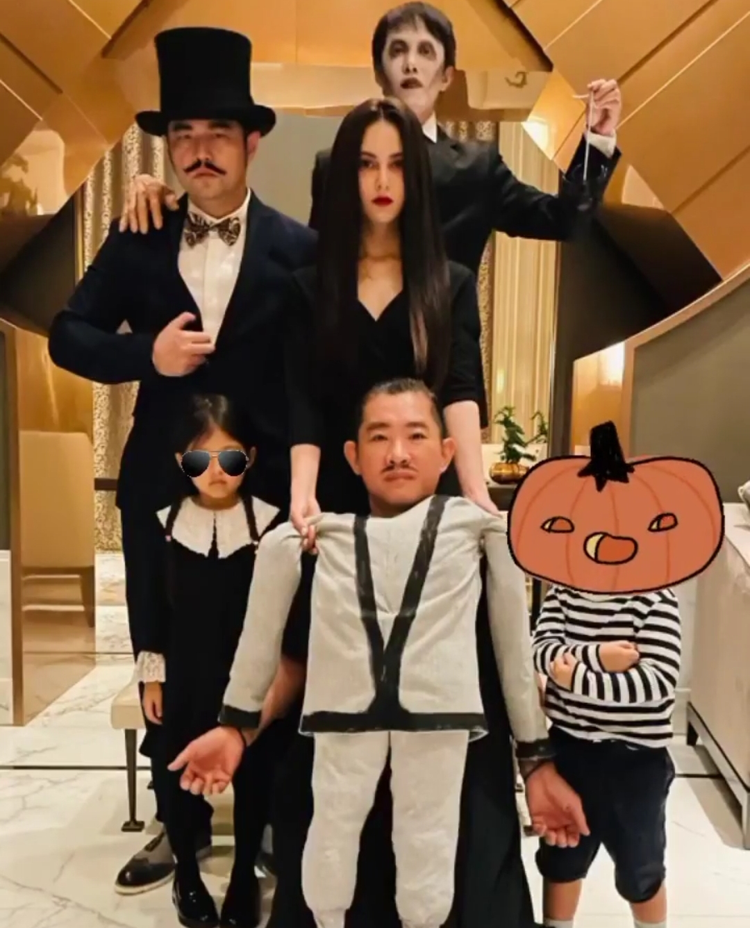 周杰倫攜嬌妻看球賽，昆凌笑容嬌羞摀嘴秀鑽戒，夫妻恩愛可見一斑