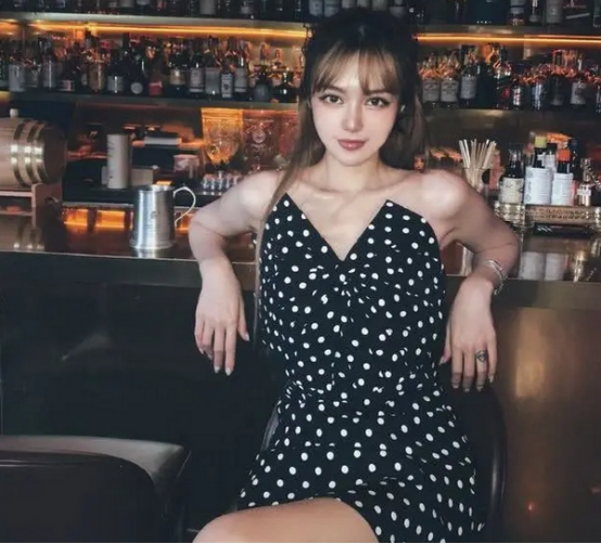 罗志祥被多档节目除名，周扬青开心秀美照，二