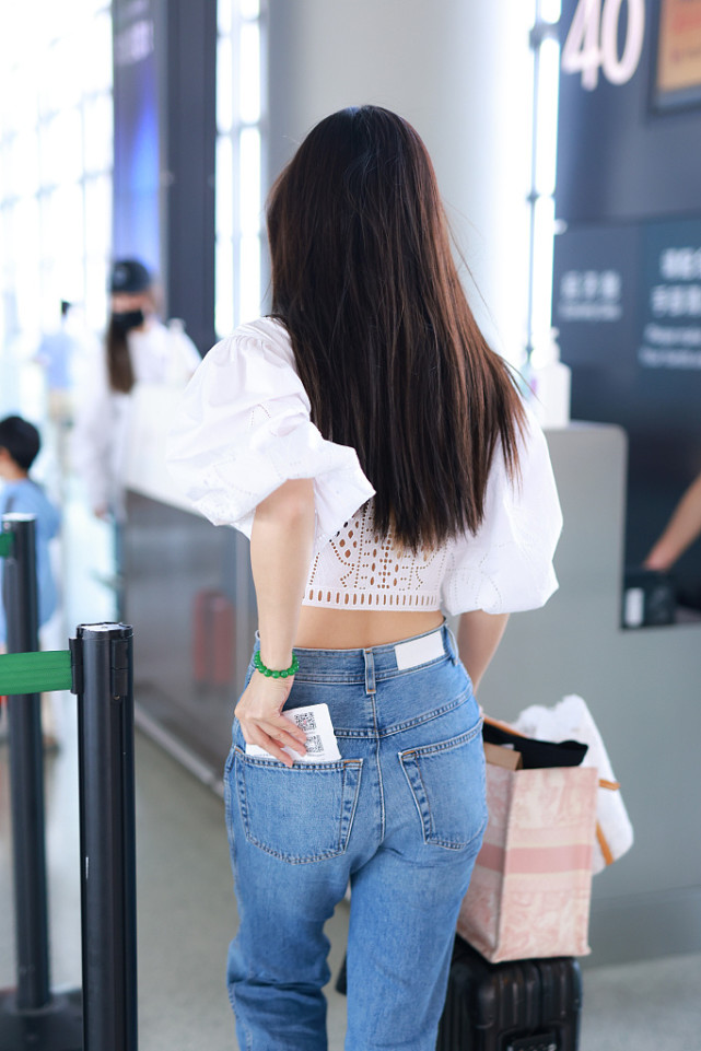 baby帶兒子出行，4歲小海綿獨自推行李箱，母子倆機場狂奔太可愛