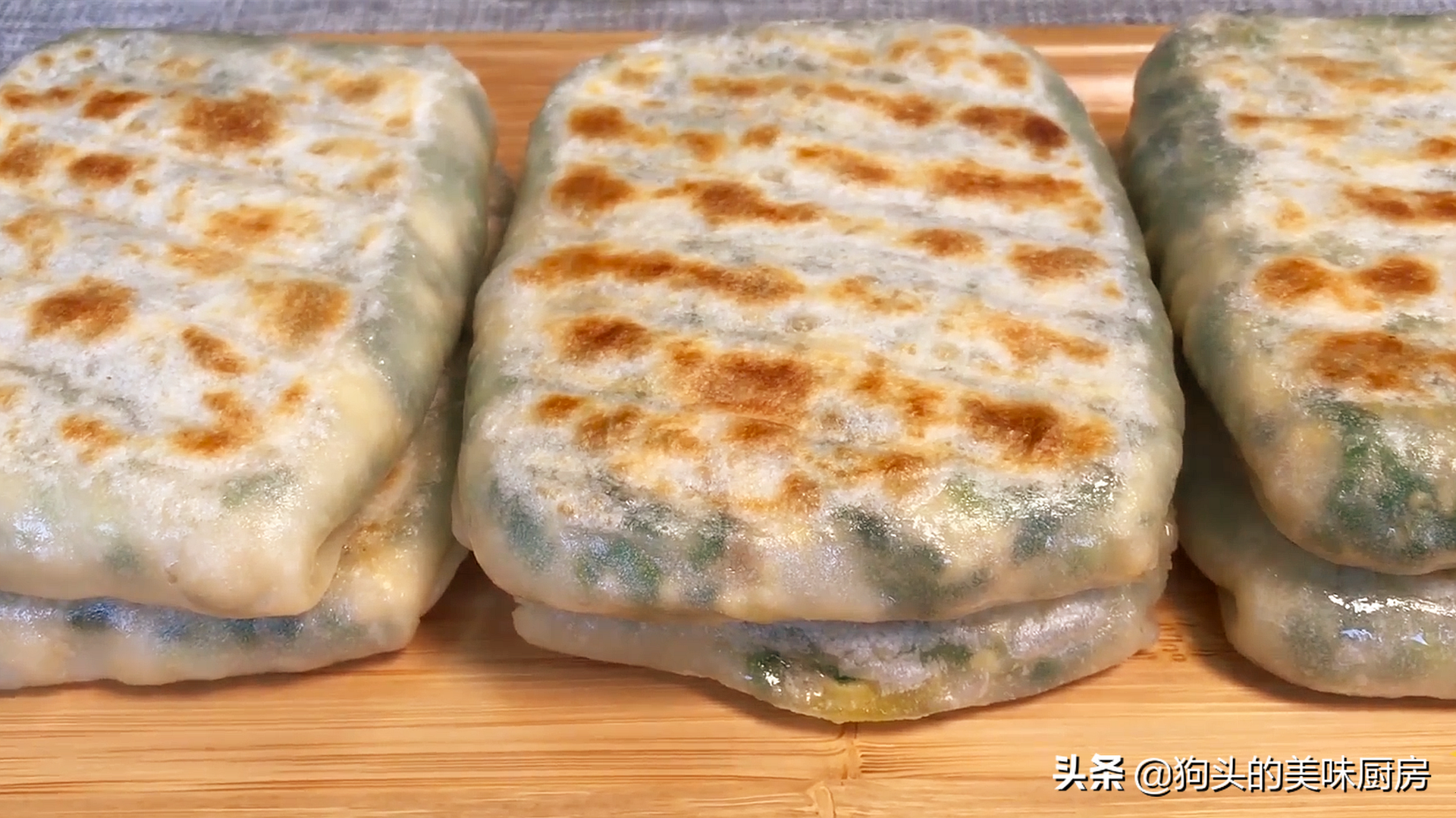 韭菜加豆腐，我家隔三天吃一次，外酥里嫩，飯店都吃不到，太香了