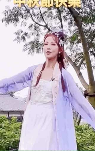 蔡少芬中秋晒全家福，穿古装跳舞鱼尾纹抢镜，服装被吐槽像丫鬟