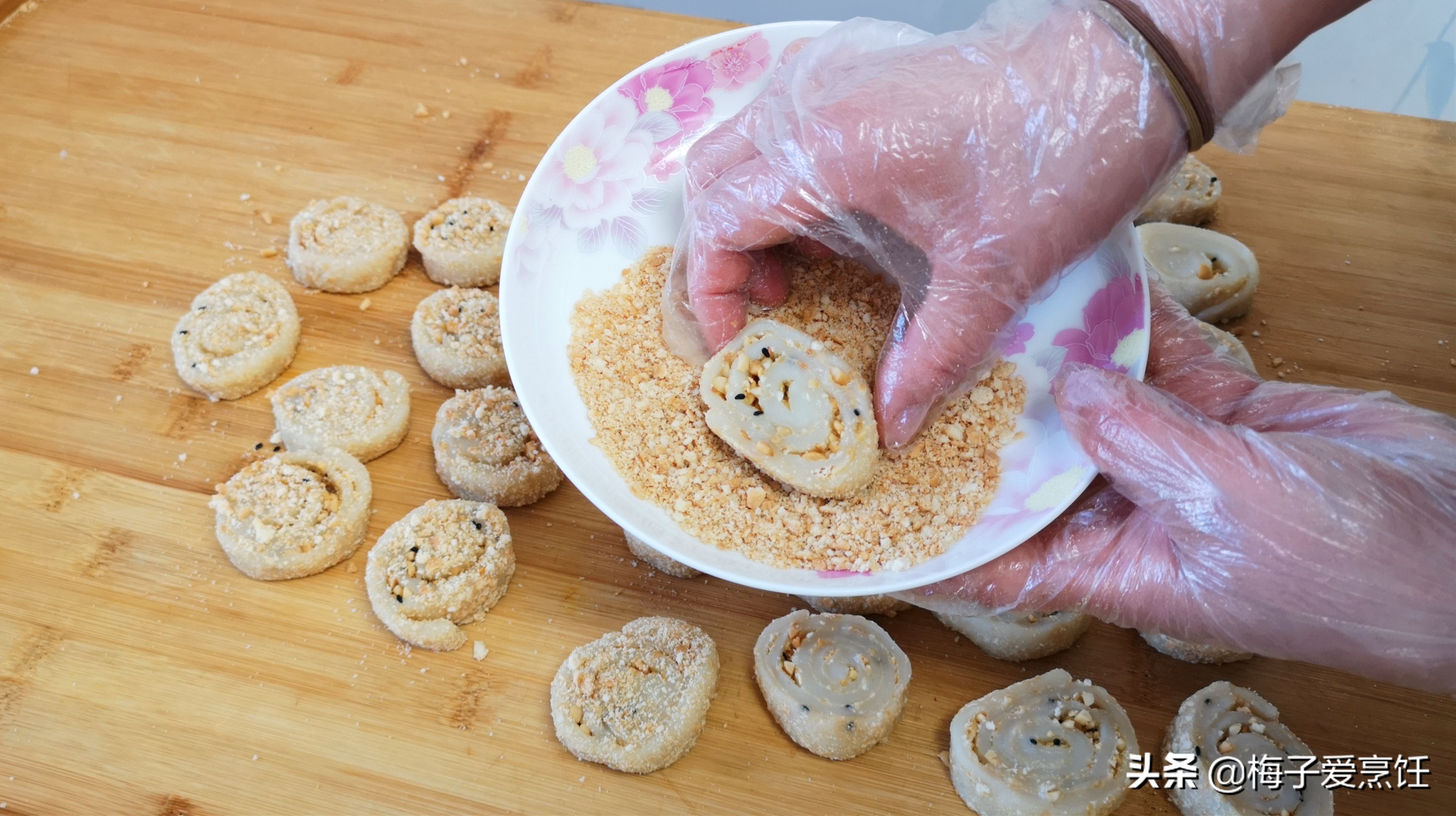 1 bowl of glutinous rice flour with 300 grams of water, stir it with chopsticks to make a cold cake, the outside is crispy and the inside is sticky, simple and delicious