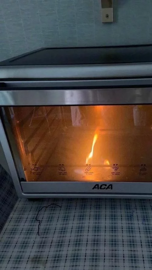 “小裙子男朋友很喜欢”客服深夜跪求删除！哈