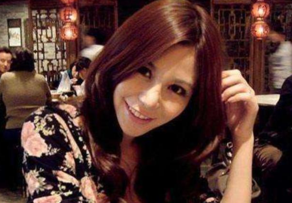 那个“宁愿坐在宝马里哭”的拜金女孩，现在已