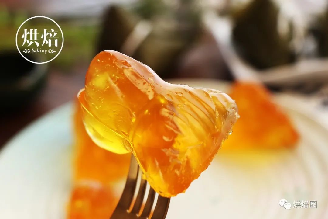 看起来一个能卖一百的水晶粽 实际上是做月饼剩下的糖浆做的