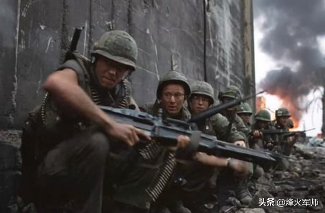 为什么中国士兵行进是单手拿枪？枪口向前，而