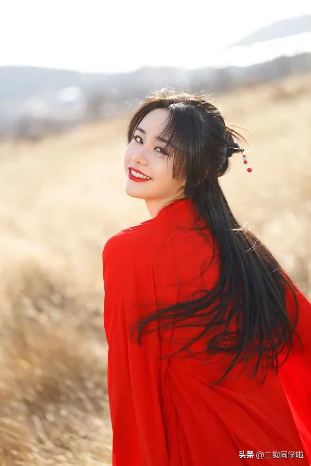 新版周芷若颜值也是超高，气质美艳动人特别是红衣造型也太美