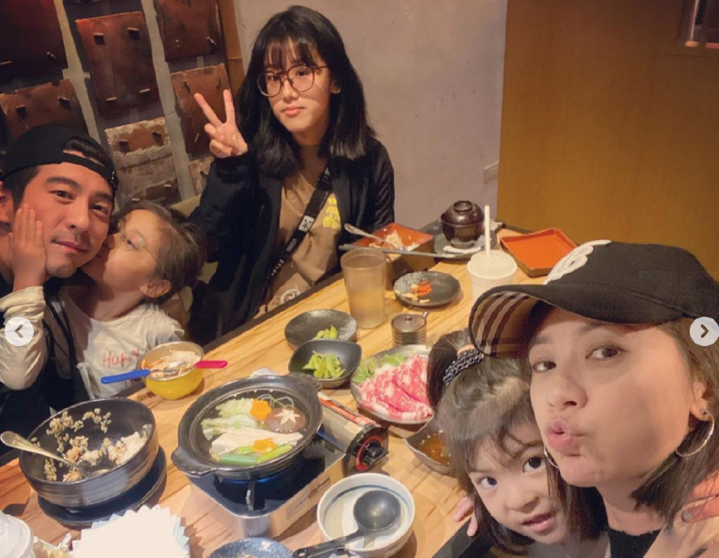 賈靜雯曬照為老公慶生，專門放一家五口照，我卻被戴眼鏡咘咘美到