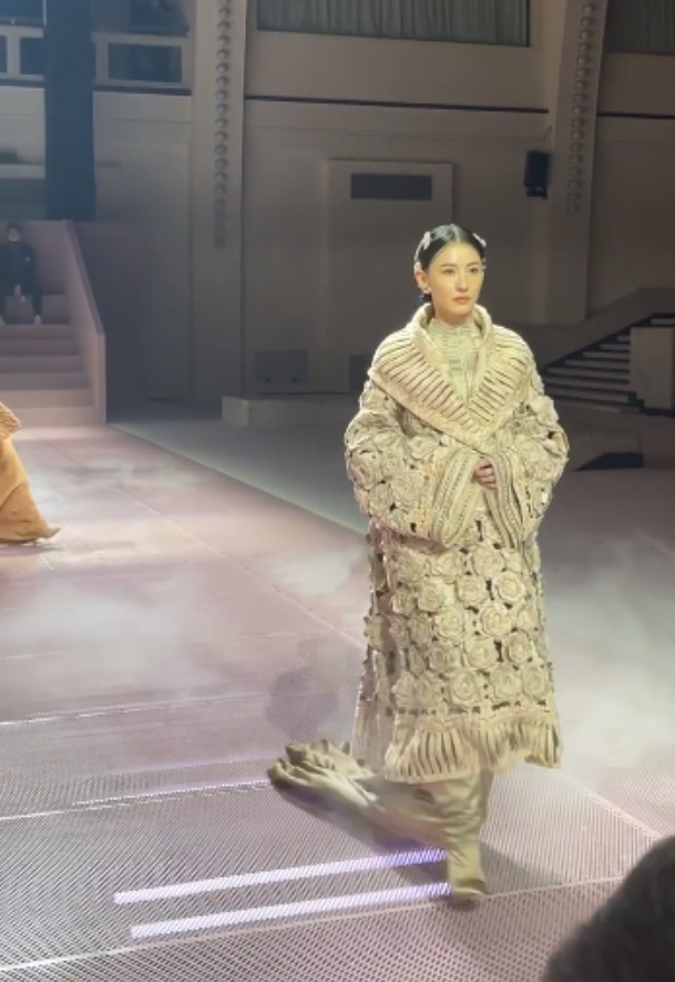 张柏芝现身高定秀T台，半永久贴头皮发型走红，