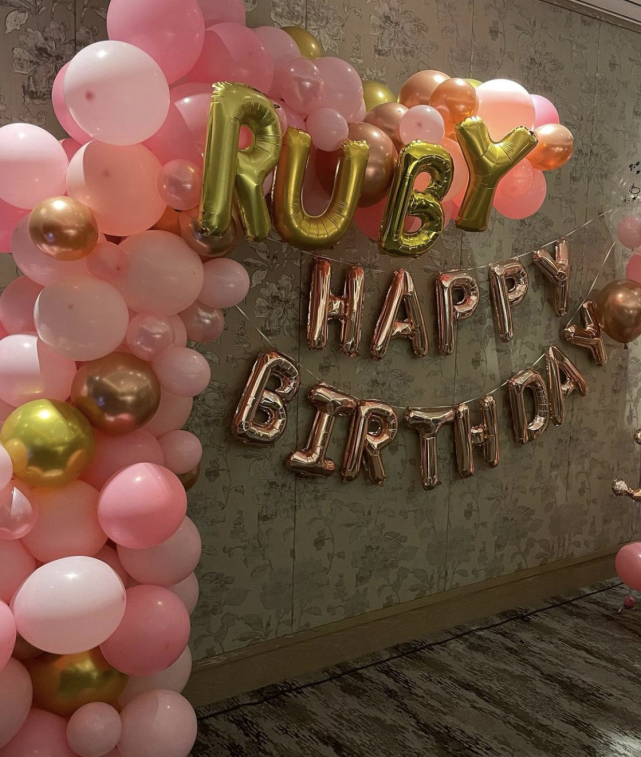 林心如生日宴現場曝光，霍建華秀恩愛，鎖喉式擁抱老婆盡顯佔有欲