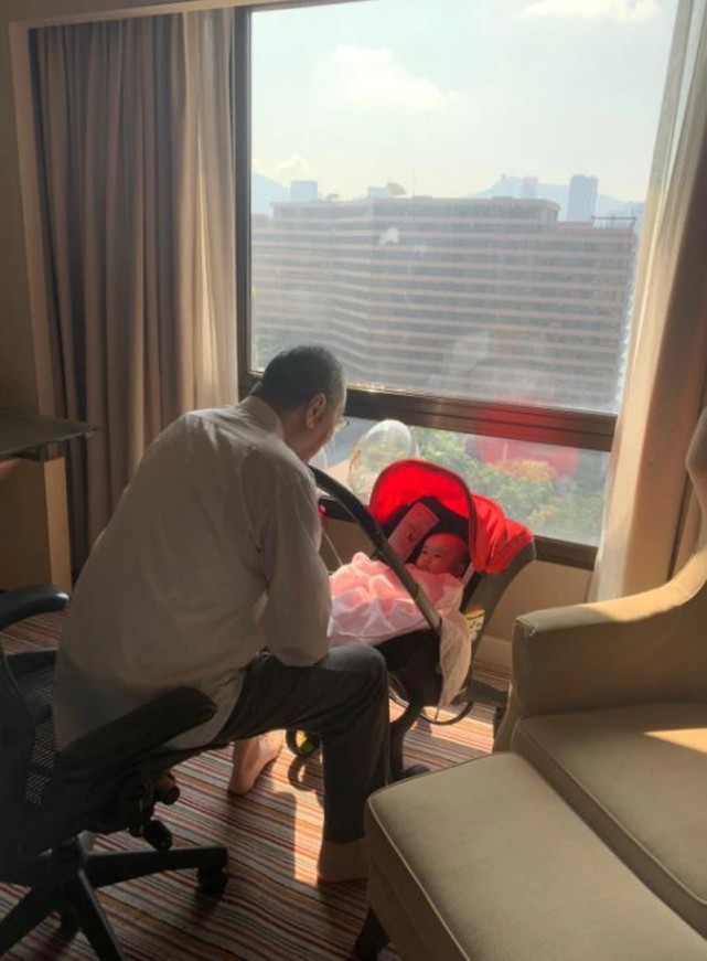 81岁刘诗昆携嫩妻及四个月大女儿回国，坐劳斯莱