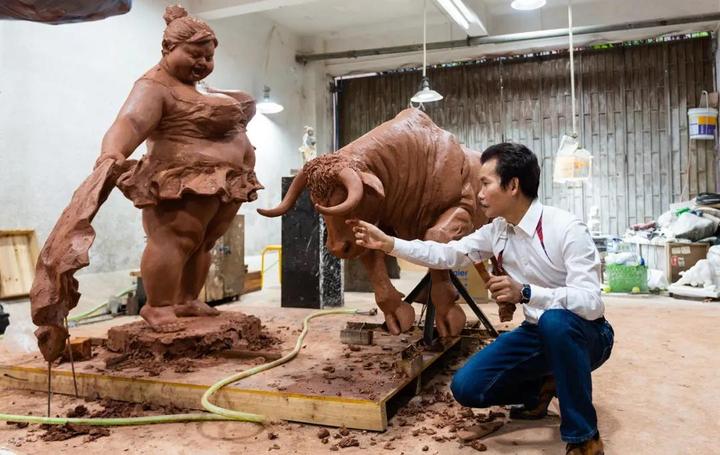 “肥女斗牛”泥稿放大，为西班牙而作
