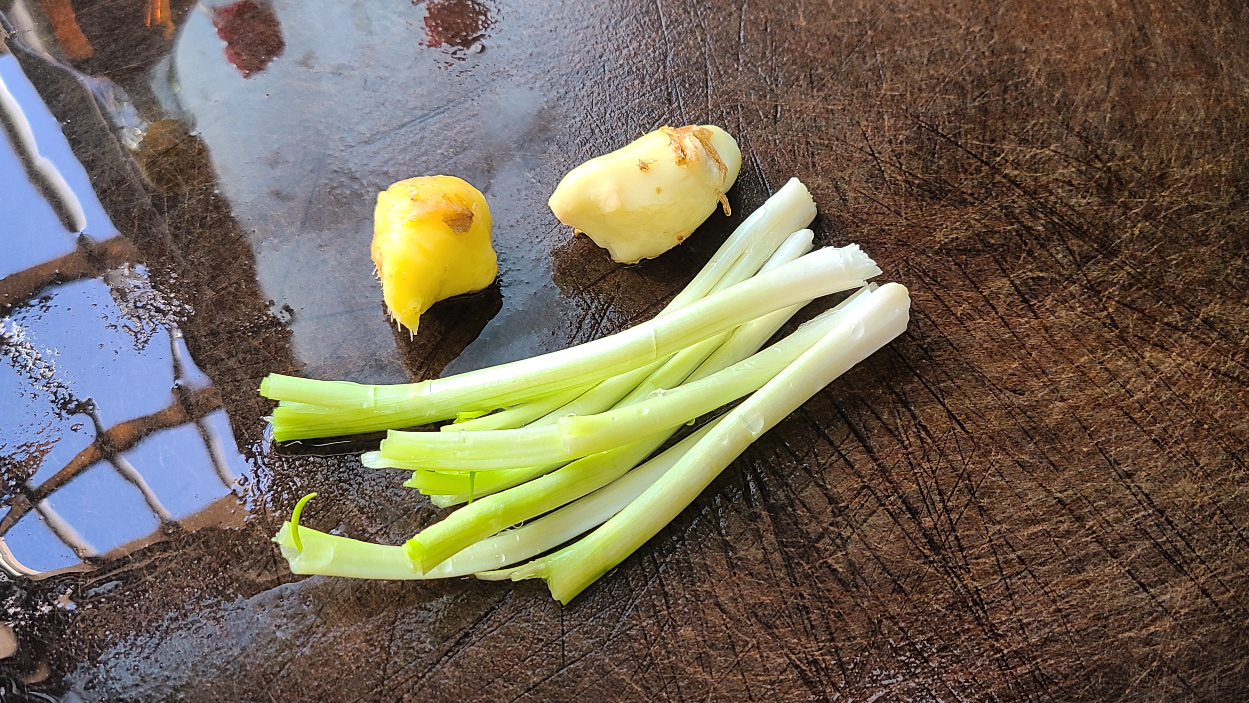 广东人很爱吃的沙姜白切鸭，香味浓味道棒，看着就好吃