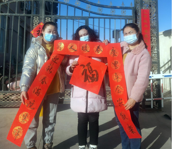 新疆若羌县：共贴春联送祝福 欢声笑语融真情
