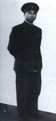 开国少将到部队视察，看到一位老兵后吓了一跳