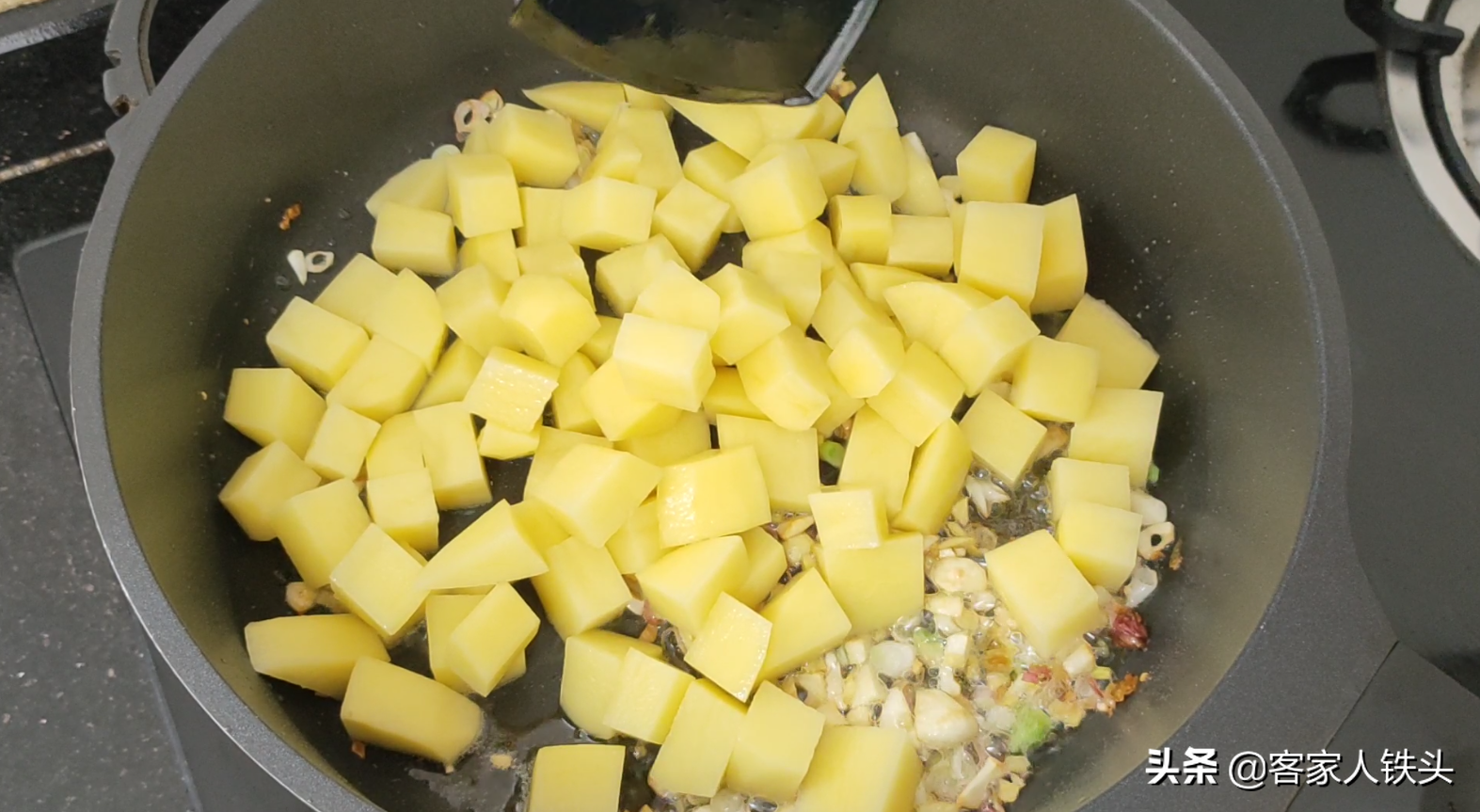 過年魚肉有過癮吃法，加2個土豆一起做，味美鮮香，好吃又過癮