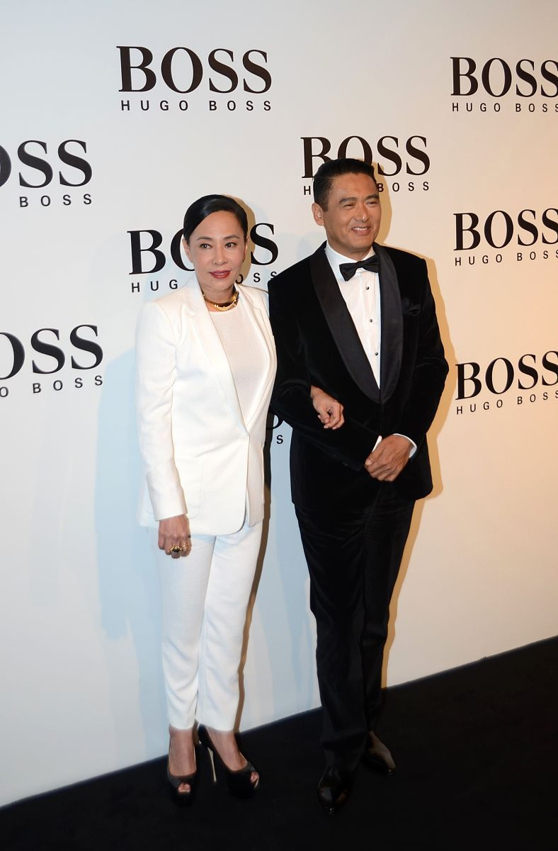 发哥老婆穿衣好高级，白色“西装”配贴头皮盘