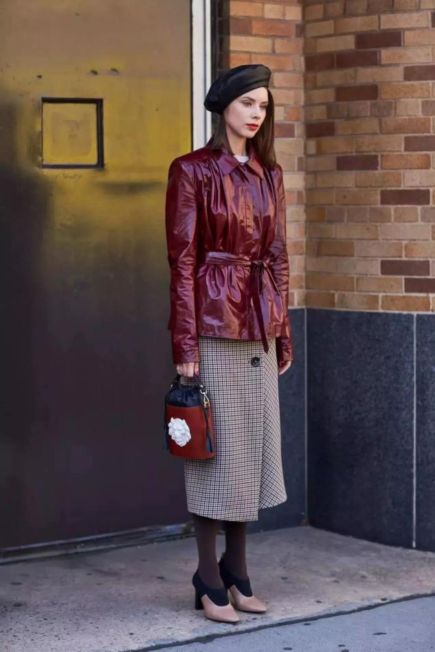 天凉短裙该收起来了，建议多穿这5款早秋“长裙”，时髦显高级