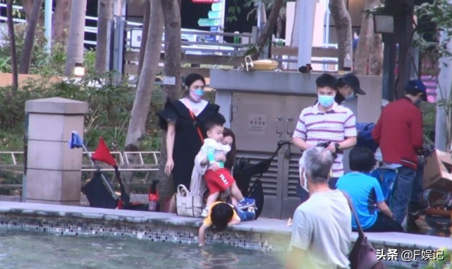 鄭嘉穎夫婦帶大兒子遊玩散步兒子趴在池邊玩水陳凱琳緊張地扶著