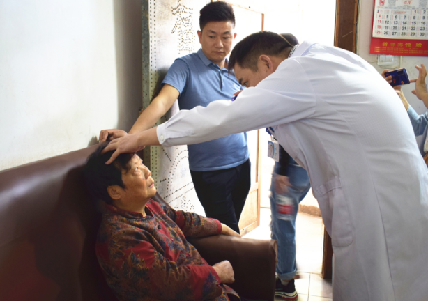 南昌市退役军人服务中心携手南昌普瑞眼科看望慰问退役老兵