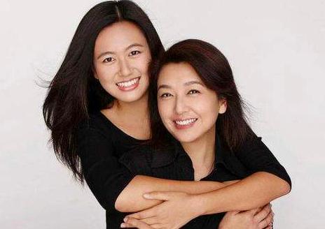 靳东：两次爱上离婚妇女，不顾家人反对娶了二