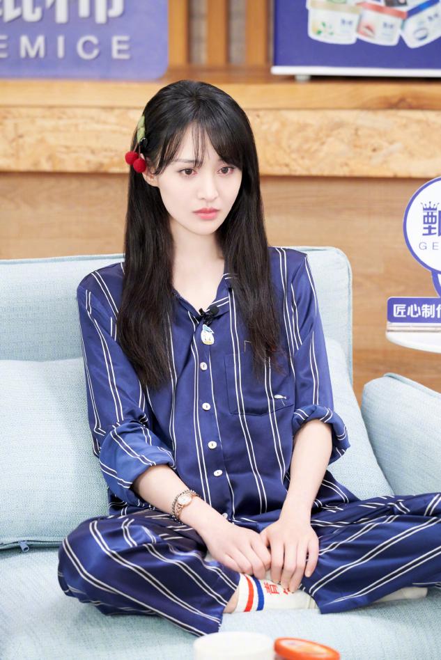 郑爽最新杂志造型曝出，穿抹胸裙配衬衫凹造型